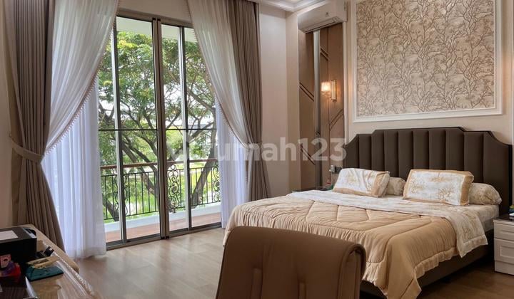 Luxury House Bangunan Mandiri View Danau di Cluster Ebony - Green Lake City