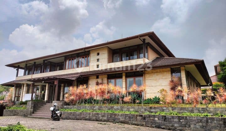 Di Jual Rumah Besar Lux Kawasan Sejuk Bandung Utara