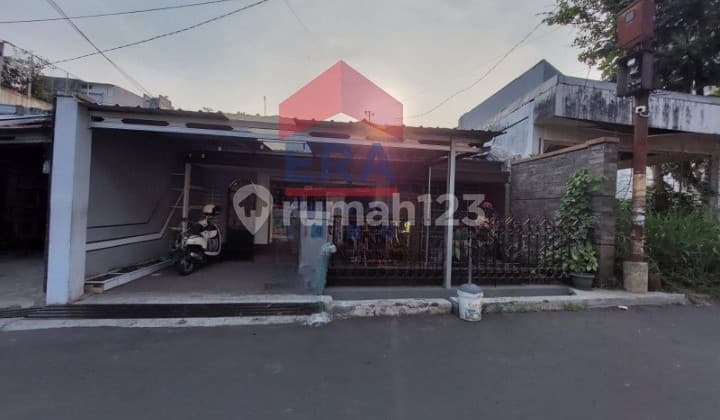Dijual! Rumah di Babakan Jeruk Sayap Surya Sumantri Dekat Maranatha. Cocok Untuk Kost Atau Rumah Tinggal. Hanya 5 Menit Dari Tol Pasteur.