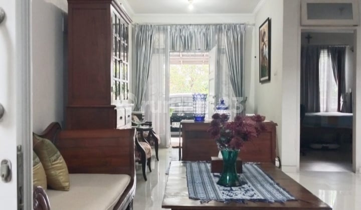 Rumah Cluster Depan dan Gerbang Tol di Kota Wisata Cibubur