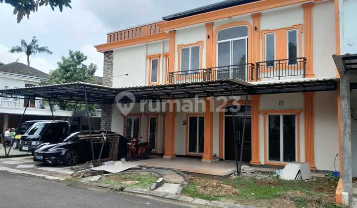 For Sale: Bavaria Hook Cluster House in Modernland