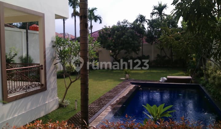 A Luxurious House with Nice backyard and pool in Kemang