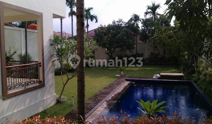 A Luxurious House with Nice backyard and pool in Kemang