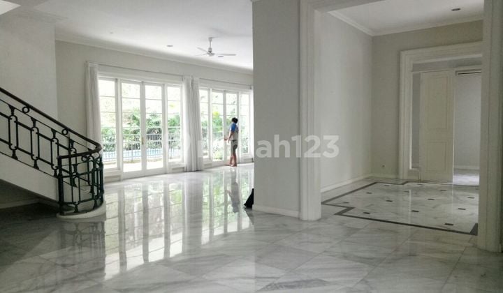 Bright, Modern and Quite House in Senayan Area.