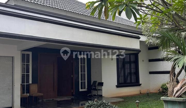 Rumah Mewah dengan Kolam Renang dan Air Terjun di Cipete