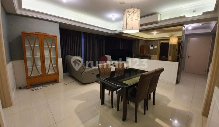 For rent LARIZ Mansion Floor M5, Pakuwon Mall private lift, fully furnished, excellent condition.