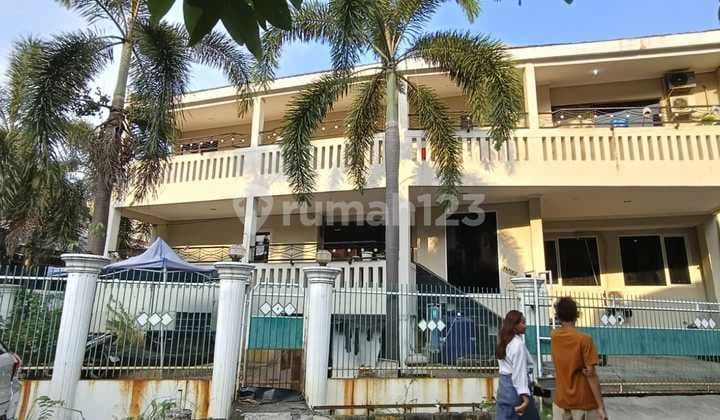 Rumah 3 Lantai Hadap Jalan di Vikamas Timur Jakarta Barat