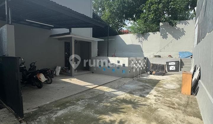 Turun Harga. Rumah Pojokan Dalam Perumahan di Depok. Halaman Luas