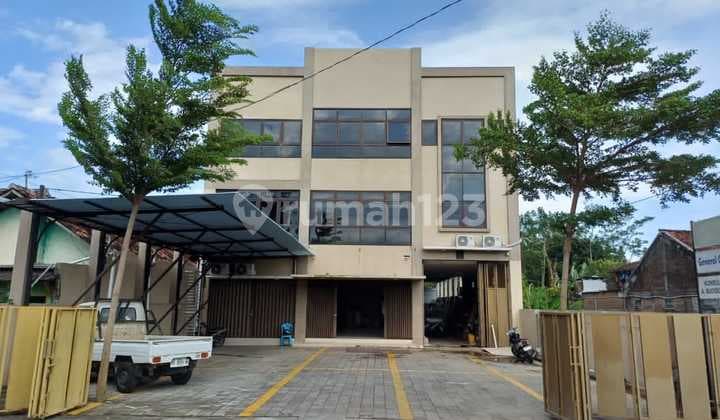 Gudang dengan Kantor