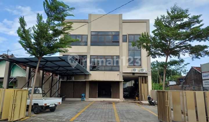 Gudang dengan Kantor