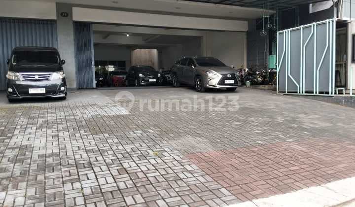Ruang Usaha Eks Showroom Mobil