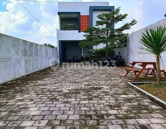 Rumah Cantik Ada Kolam. Renang