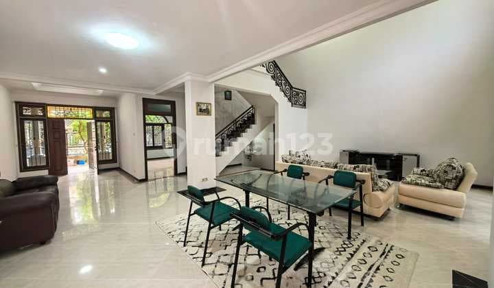 Rumah Mewah Semi Furnished Selangkah ke Mayjen Sungkono Surabaya Barat Harga Termurah