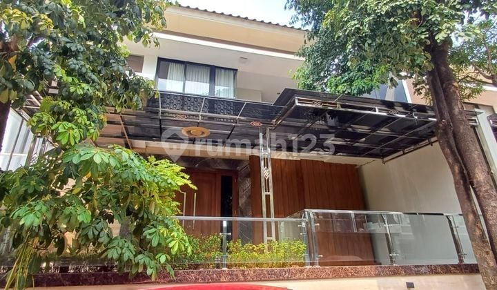Beautiful, luxurious, clean, tidy, ready-to-occupy house in a strategic Kebayoran Bintaro location.