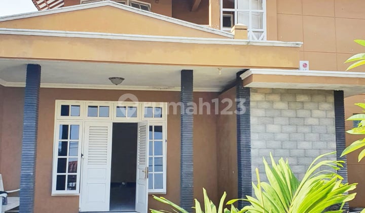 Rumah Asri 2 Lantai Lokasi Strategis di Pasar Kliwon