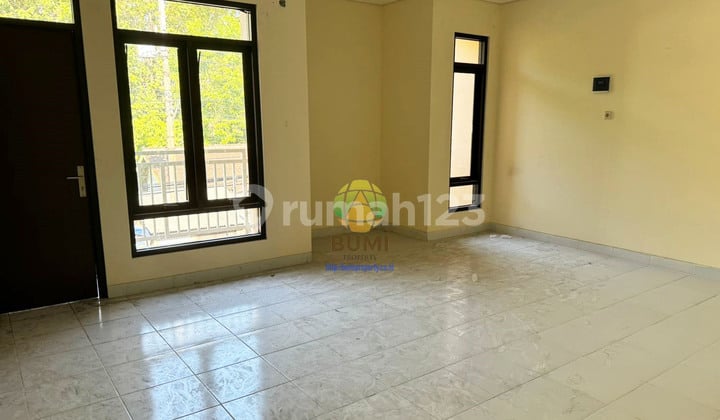 Two-story shophouse located in a strategic location near Adi Sucipto Street, Solo.