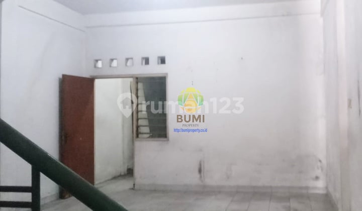2-Story Shop House in a Strategic Location at Mojosongo, Solo