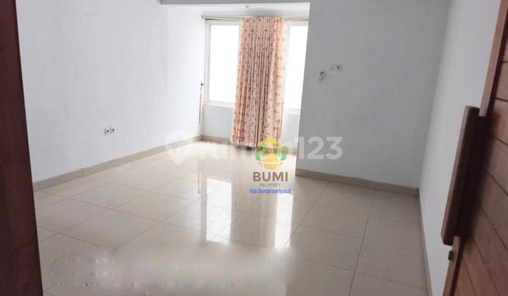 Spacious 2-story house located in Solo Baru.