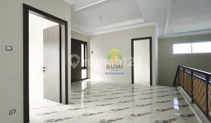 Rumah bagus 2 lantai siap huni lokasi strategis di Solo