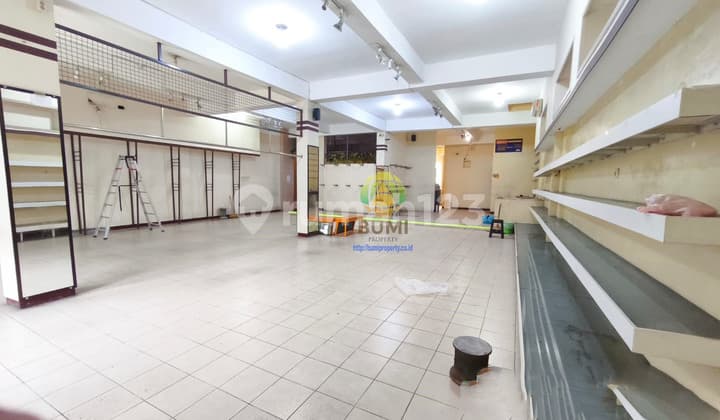 3-Story Shop House in a Strategic Location Near Surakarta Palace