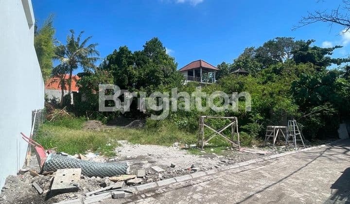 LAHAN KAVLING LANGKA DI KAWASAN KOMERSIIL KEROBOKAN, BALI