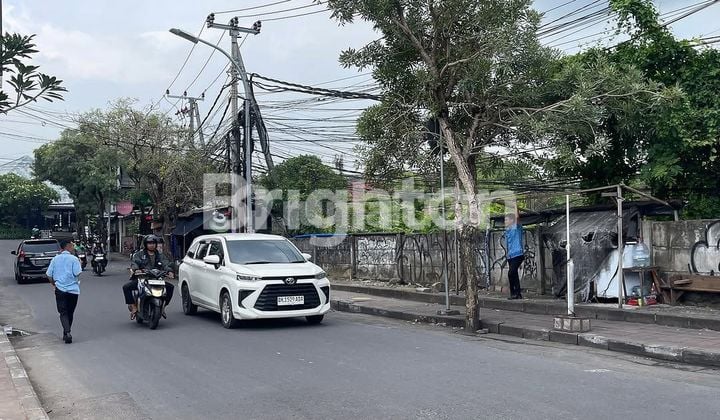 LAHAN JALAN UTAMA DI PANTAI PETITENGET, SEMINYAK - BALI