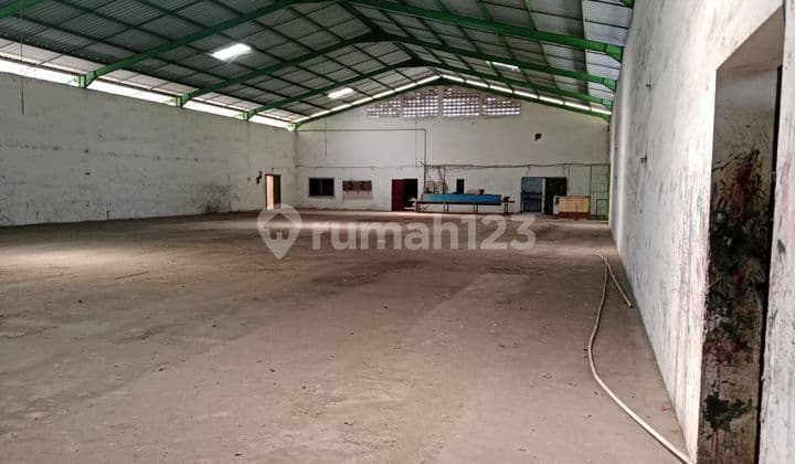 Gudang akses tronton dekat exit tol