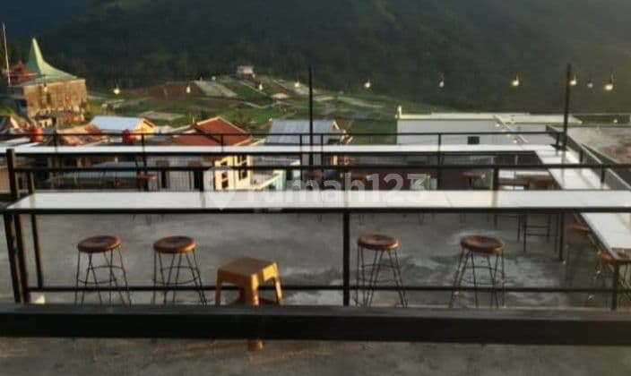 Tempat usaha cafe 3 lantai siap pakai
Di Tawangmangu Solo