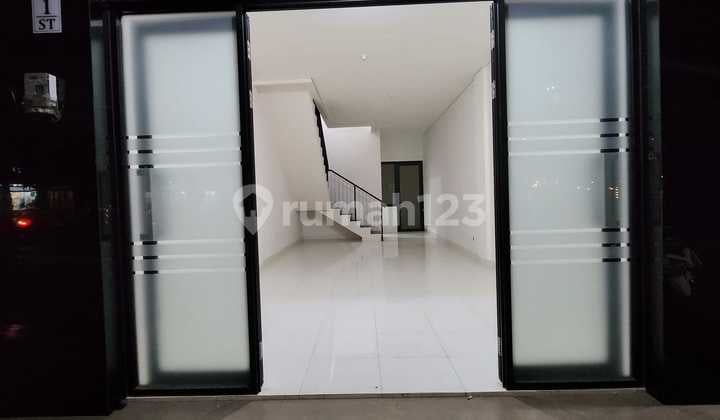 Ruko 3 Lantai LT 77 di Raffles Hills