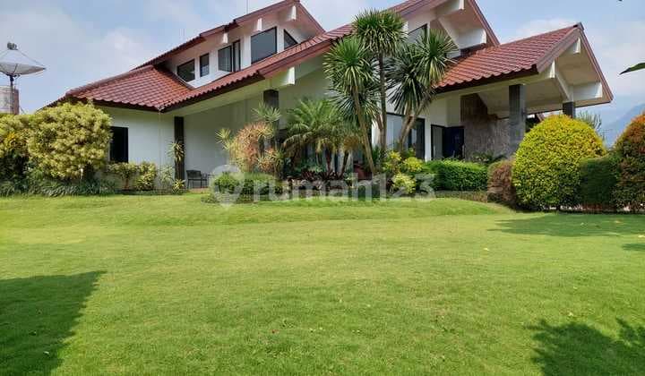 DIJUAL VILLA DI TRAWAS ADA KOLAM RENANG LOKASI DEKAT RUSTIC MARKET