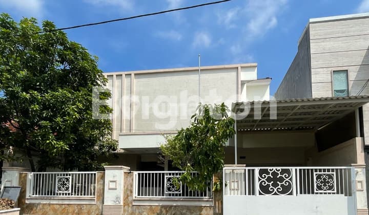 RUMAH DI DHARMAHUSADA INDAH SURABAYA ROW JALN 3 MOBIL BEBAS BANJIR