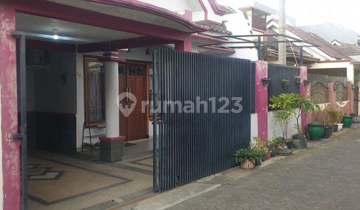 Rumah hadap timur tengah kota dekat Karya Timur