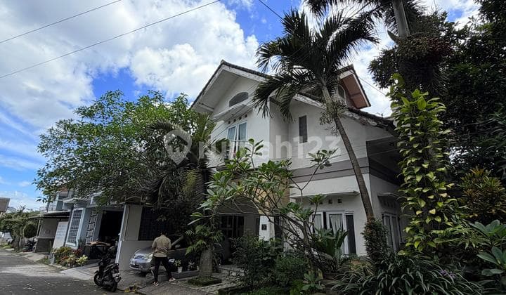 Rumah Klasik Modern Posisi Hook Dekat Kampus. Ub