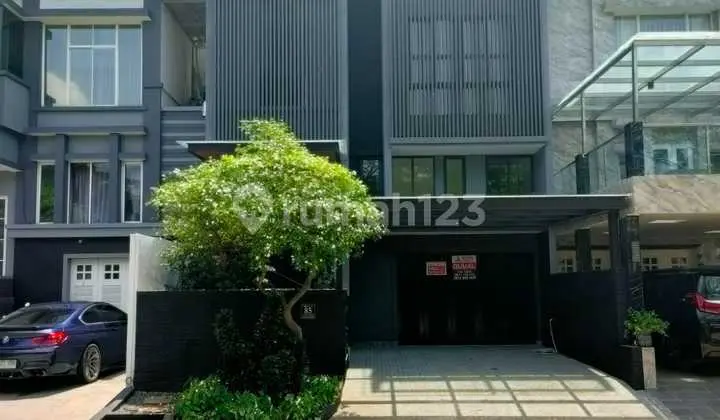 Rumah Crown Golf Boulevard Pik View Danau 3 Lantai, Jakarta Utara