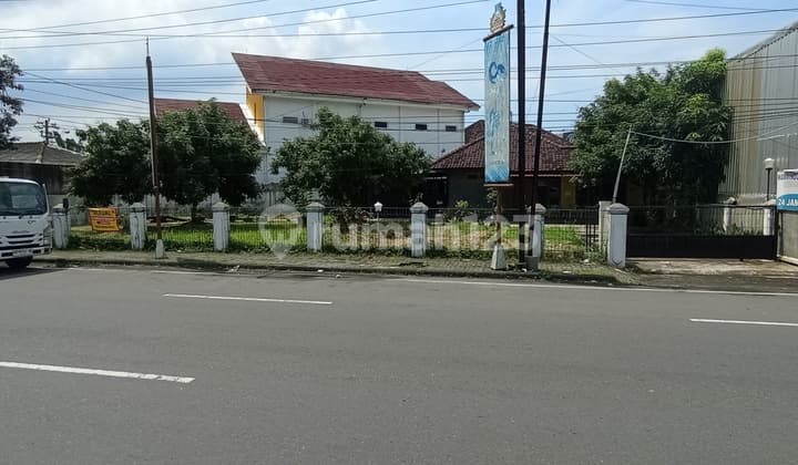 Rumah Strategis Dgn Halaman Dpn Luas di Manahan Solo