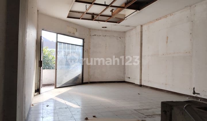 Ruko 3 Lantai Tengah Kota , Pusat Perdagangan, Lokasi Ramai