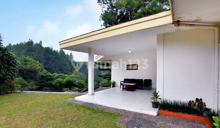 Villa.on.the.main.road.of.Puncak