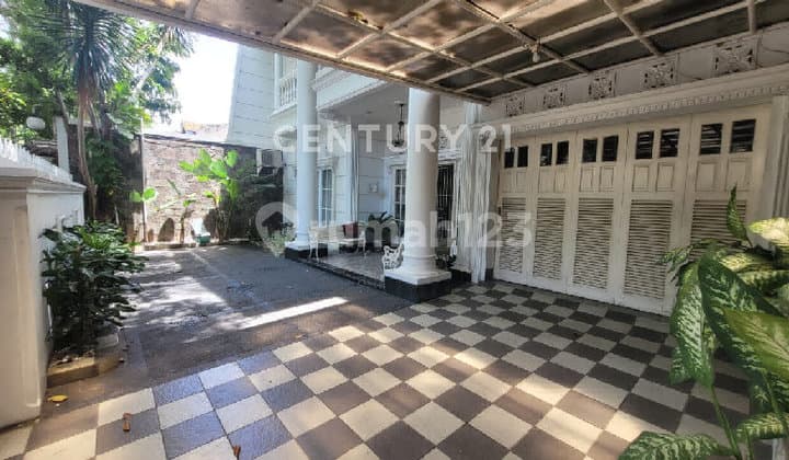 Rumah Klasik Terawat Bebas Banjir Jalan Lebar Akses Mudah