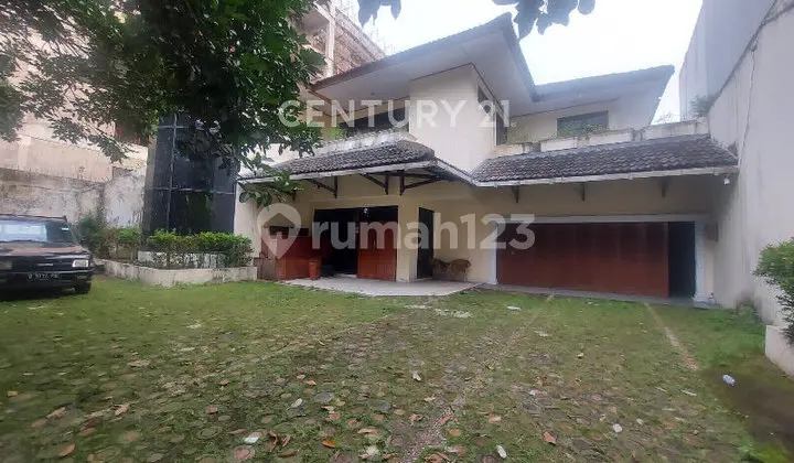 Rumah Lama Hitung Tanah Ter Luas 2.700 M² di Kebon Jeruk, Jak Bar