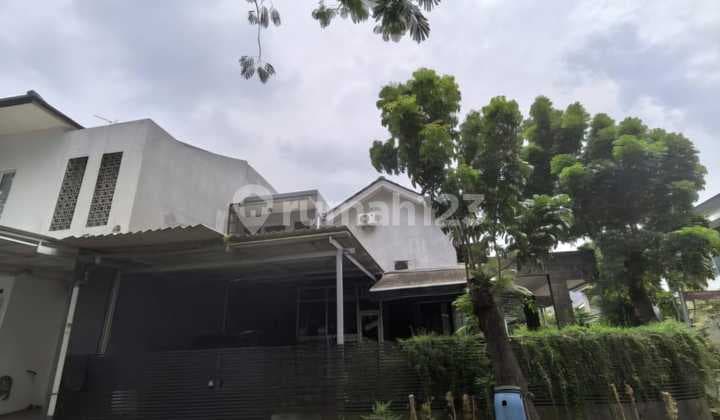 Rumah Dekat Fasilitas Umum Posisi Hoek Depan Taman di Bintaro