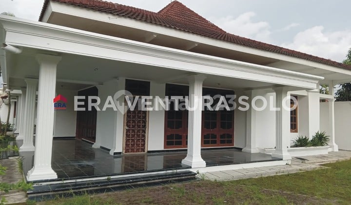 Rumah Mewah Strategis Jajar Solo