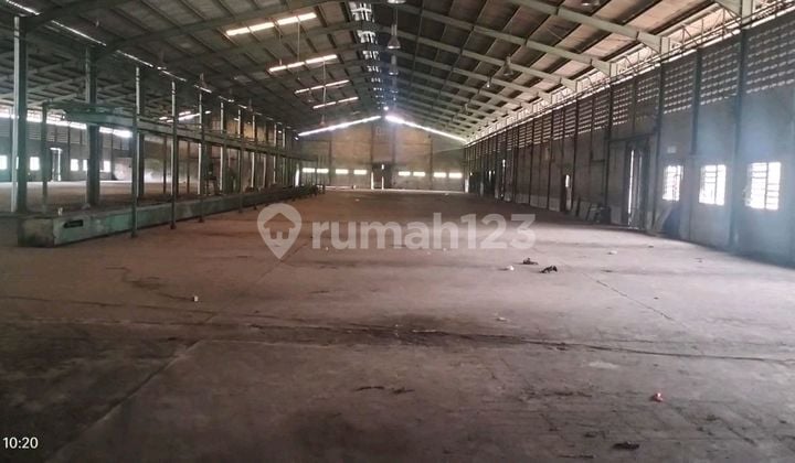 Gudang Kawasan Industri Pasir Jaya, Pinggir Jalan Raya