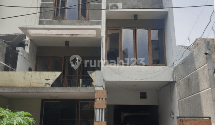 Selling a Nice 2-Story House in Kelapa Gading Selling a Nice 2-Story House in Kelapa Gading