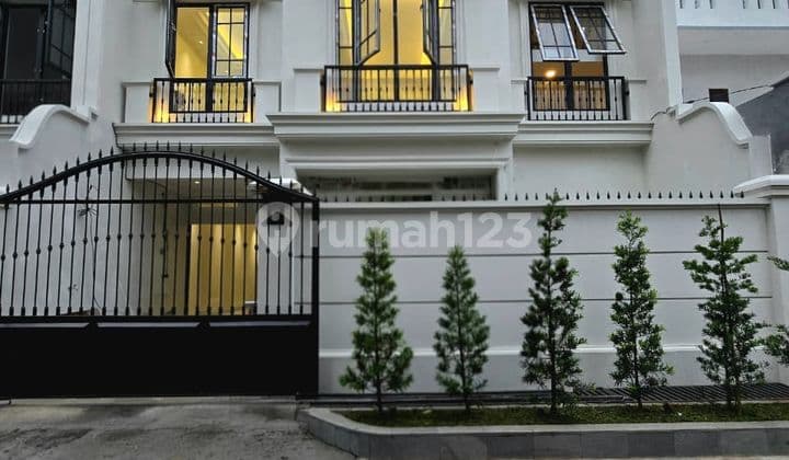 Rumah Mewah American Classic dengan Rooftop Luas di Cempaka Putih Tengah Jakarta