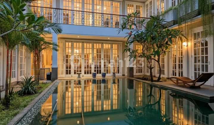 Rumah Mewah Ada Lift-Nya Design Scandinavian Germany di Condet Jakarta Timur.