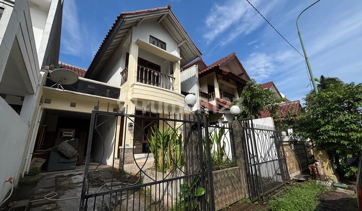 Rumah 2 Lantai Butuh Perbaikan dan BU di Raffles Hills