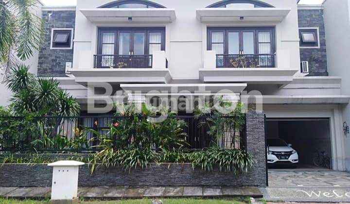Rumah Central Park Klampis, Terawat, Siap Huni, Row Jalan Lebar