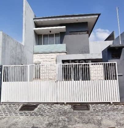 Minimalist House Darmo Surabaya Row 2.5 Cars