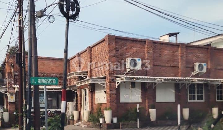 FOR RENT: Padmosusastro main road commercial building, Indragiri area West Surabaya, extremely STRATEGIC location.