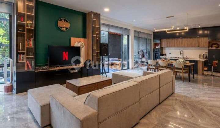 Dijual Segera, Rumah Mewah, Look Ekslusive, Hook, Cluster Boulevard, Lt 237, Ukuran 12 X 20, 2 Tingkat, Timur, Rumah Baru, View Taman, Kt 4, Full Furnished, Swimming Pool, SHM, Timur, Akses Pintu Tol -+ 200 M, Bebas Banjir, Banjar Wijaya